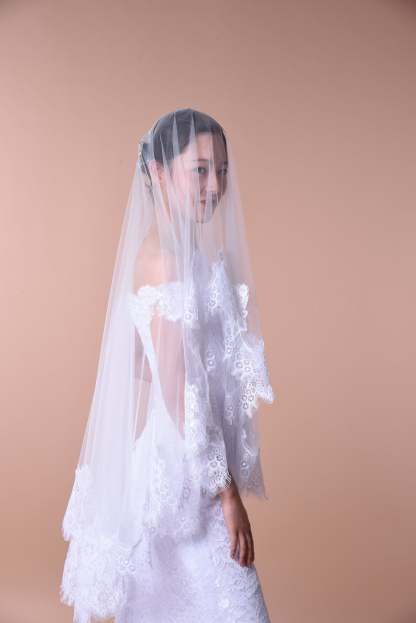 Ethereal Lace-Trimmed Single-Layer Wedding Veil