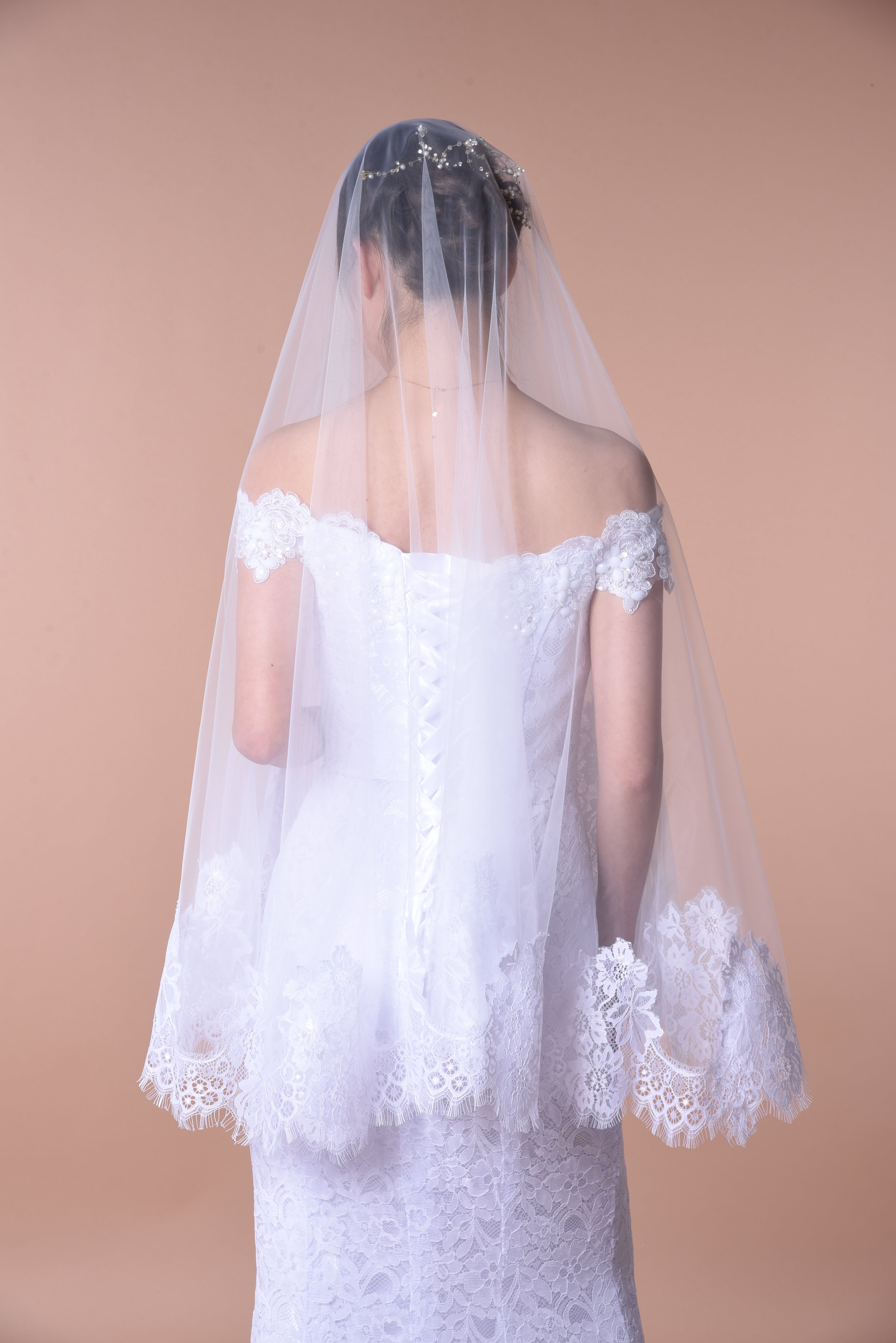 Ethereal Lace-Trimmed Single-Layer Wedding Veil
