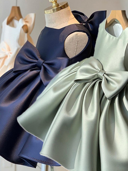 Mini Wedding Party Flower Girl Dresses Satin Sleeveless Square Neck With Pleats