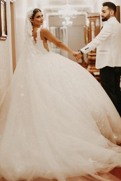 Luxury Deep Double V-Neck White Ball Gown Sleeveless Tulle Lace Bridal Gown with Straps