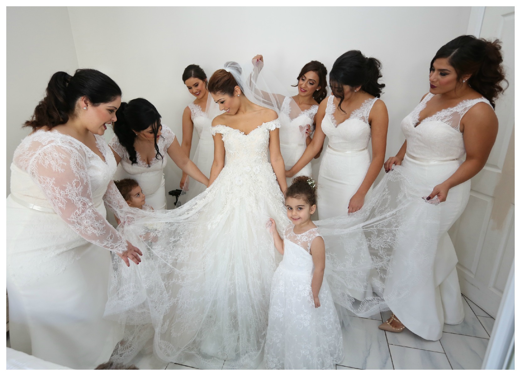 Gorgeous Off-the-Shoulder Ball Gown Wedding Dress Tulle Lace Appliques