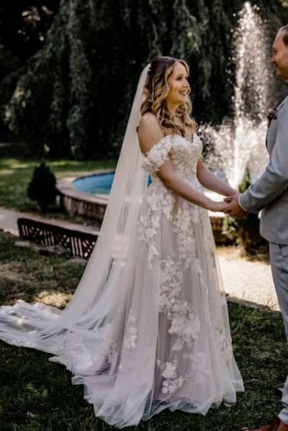 Gorgeous Off-the-Shoulder White Tulle Bridal Dress Flower Appliques Aline Wedding Dresses