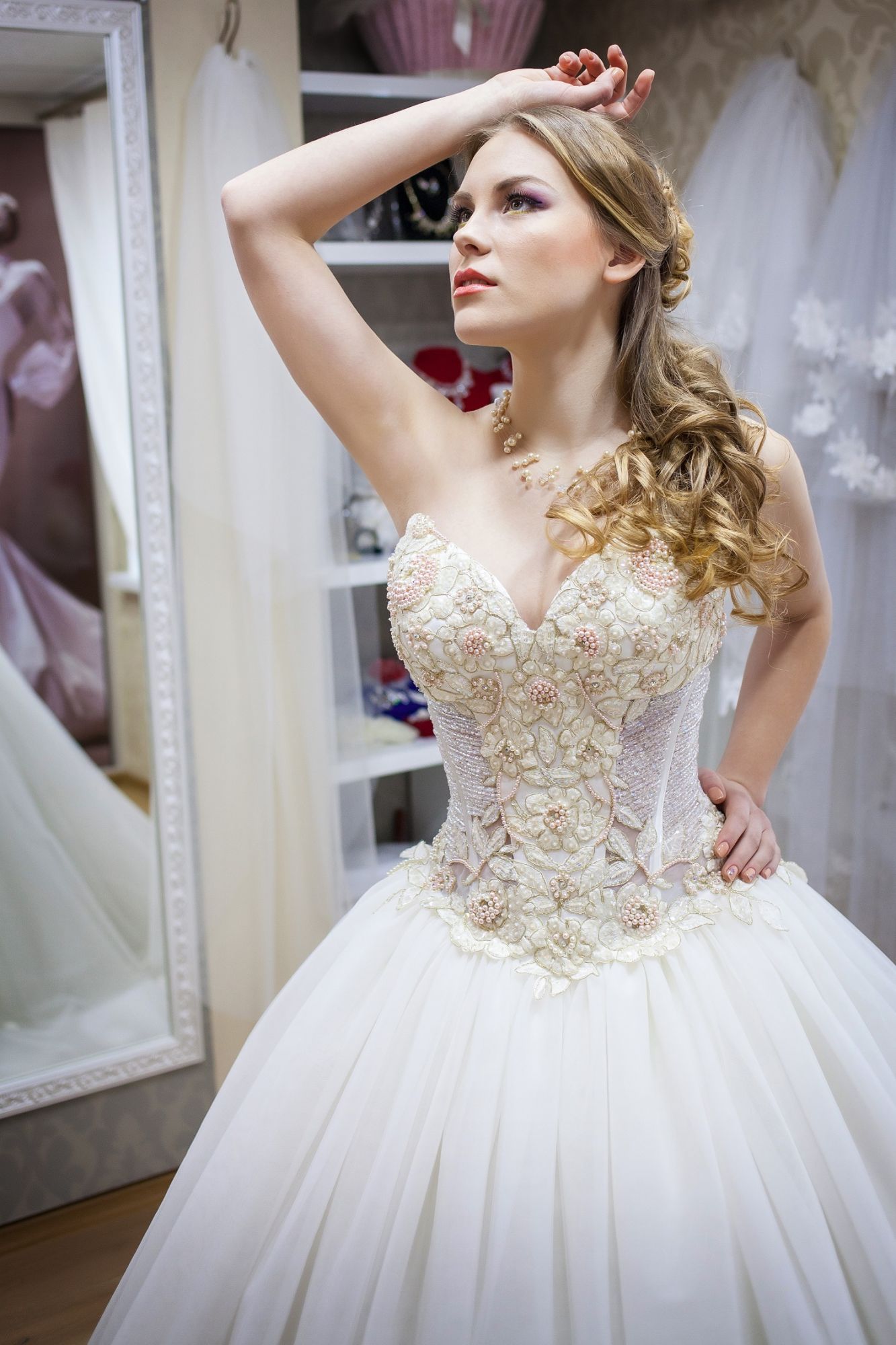 Elegant Sweetheart Sleeveless Tulle Wedding Dress With Beadss