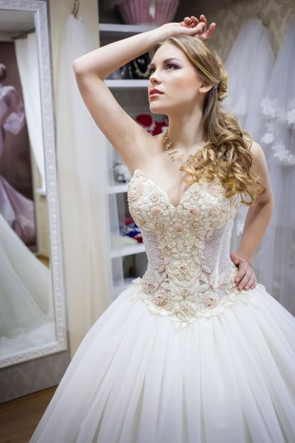 Elegant Sweetheart Sleeveless Tulle Wedding Dress With Beadss