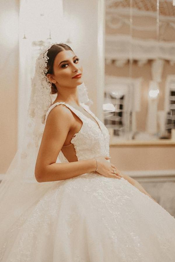 Luxury Deep Double V-Neck White Ball Gown Sleeveless Tulle Lace Bridal Gown with Straps