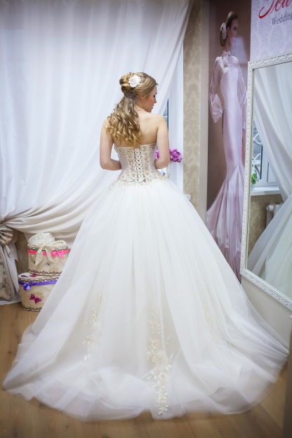 Elegant Sweetheart Sleeveless Tulle Wedding Dress With Beadss