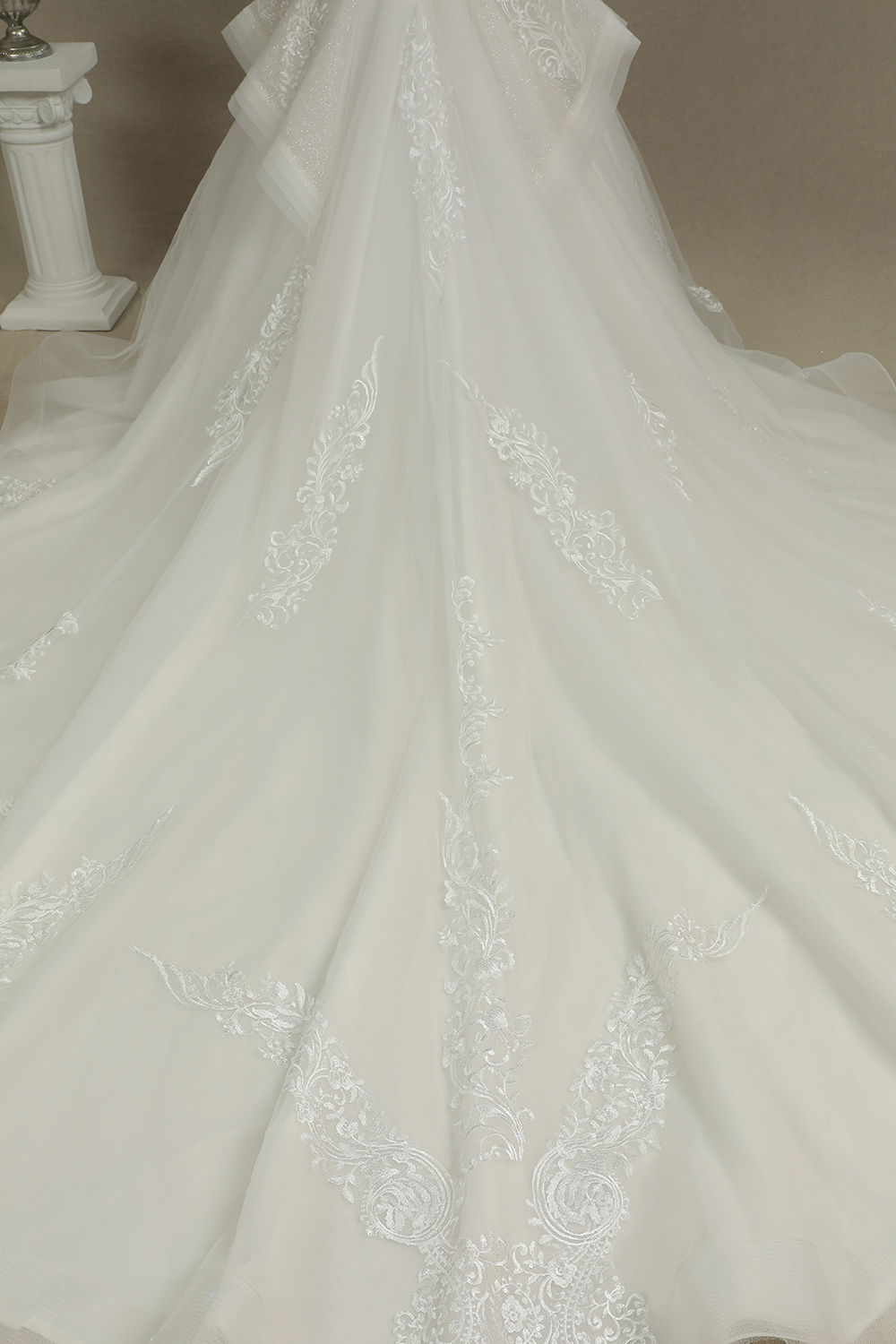 Luxury Floral Lace Bridal Gown Crew Neck Long Sleeves Wedding Dress