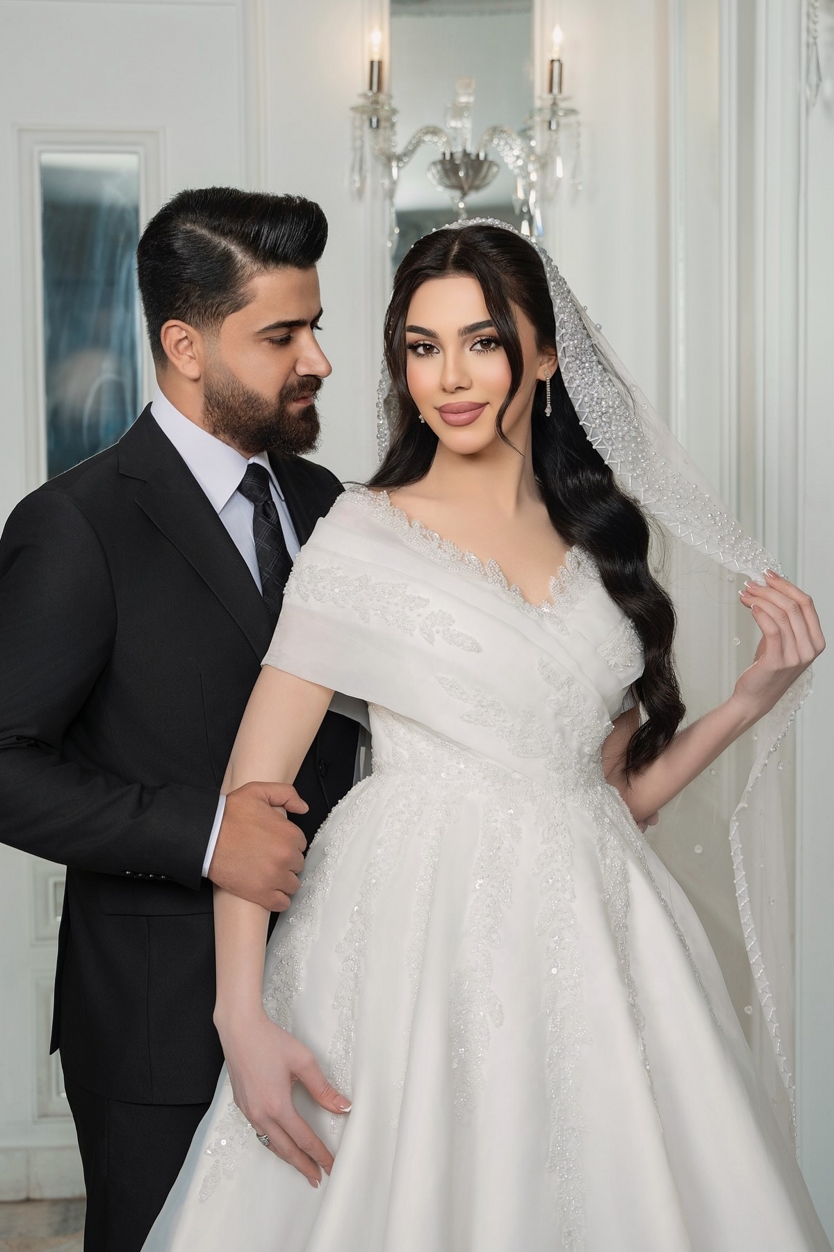 Classy Off-the-Shoulder V-neck Tulle Lace A-Line Wedding Dresses