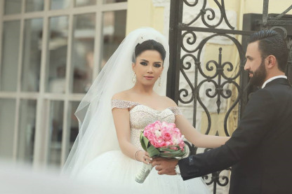 Elegant Off-shoulder Tulle Wedding Dress Ball Gown With Beadss