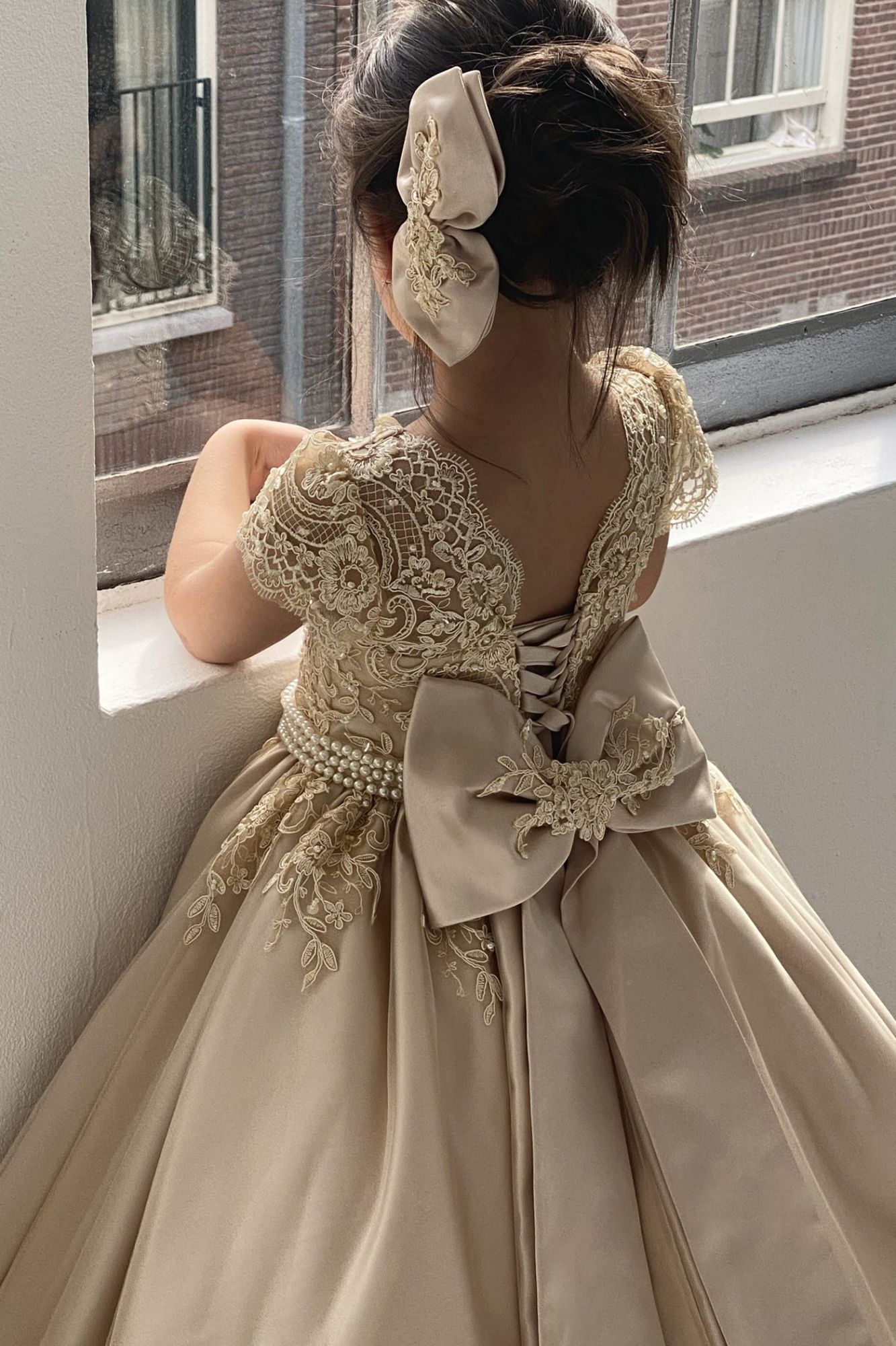 Cute Cap Sleeves Satin Lace Appliques Little Girl Dress Birthday Party Dress for Child