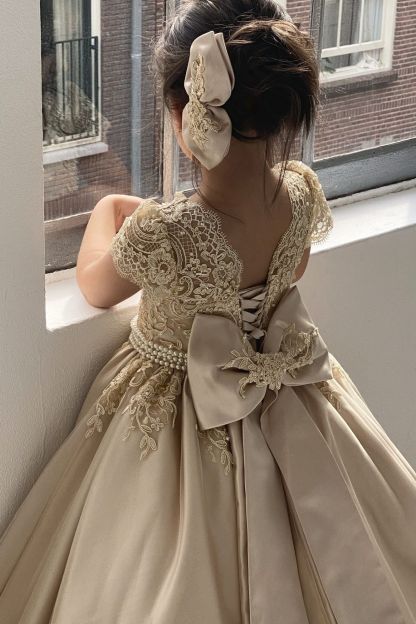Cute Cap Sleeves Satin Lace Appliques Little Girl Dress Birthday Party Dress for Child