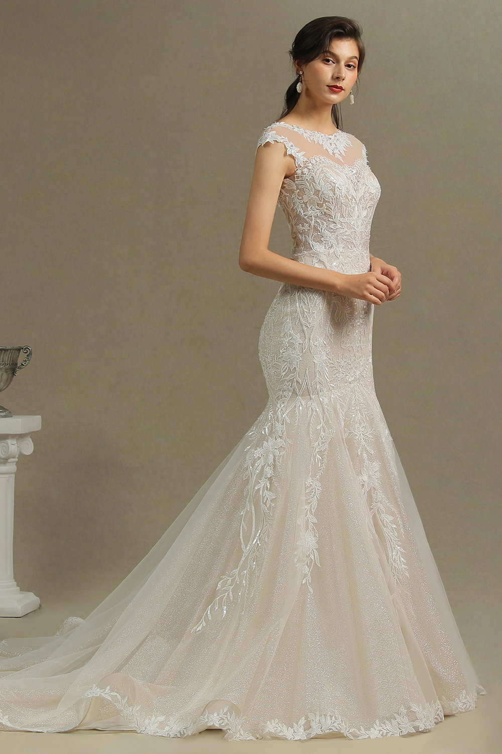 Charming Mermaid Wedding Gown Lace Appliques Cap Sleeve Garden Wedding Dress