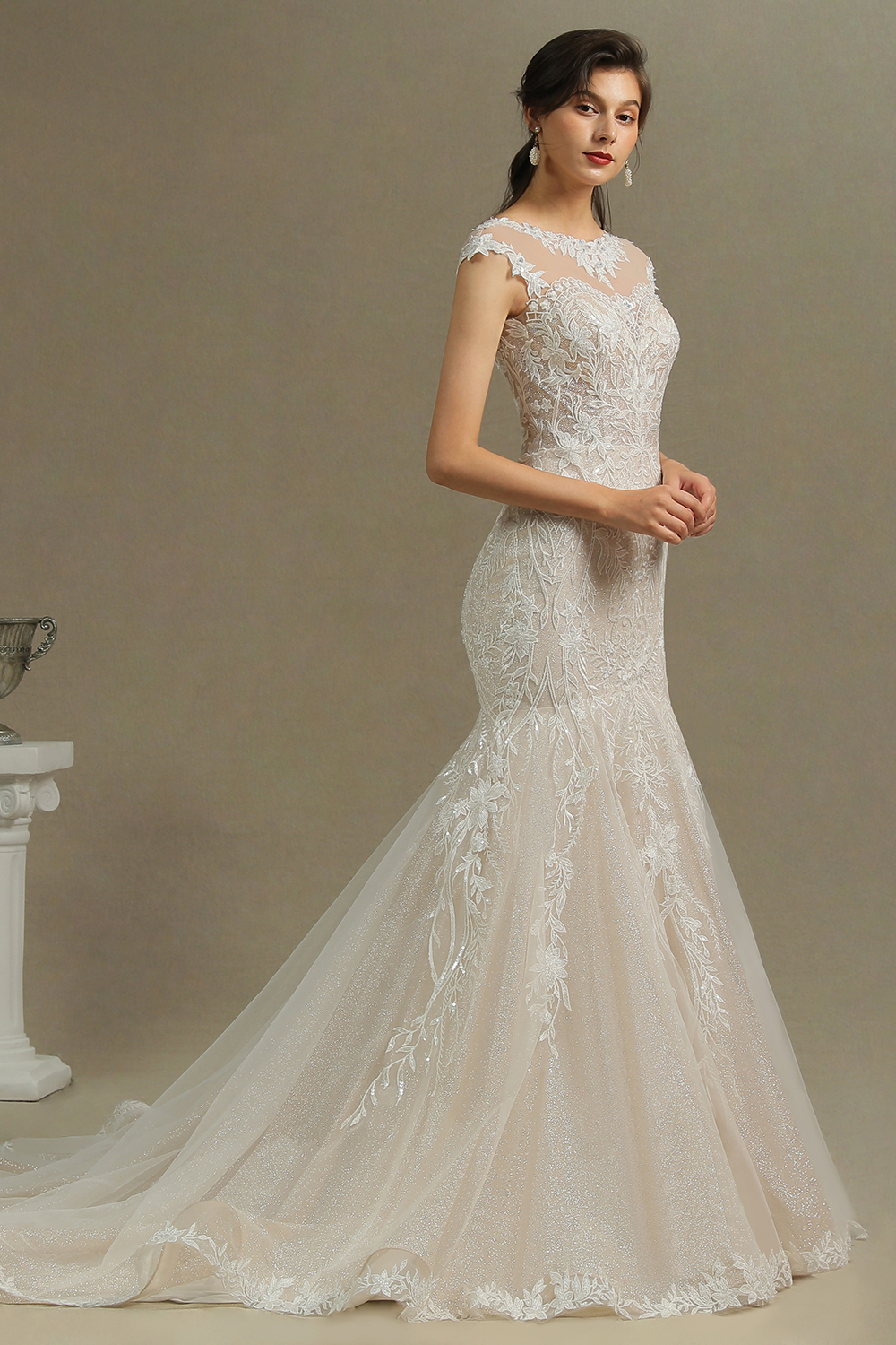 Charming Mermaid Wedding Gown Lace Appliques Cap Sleeve Garden Wedding Dress