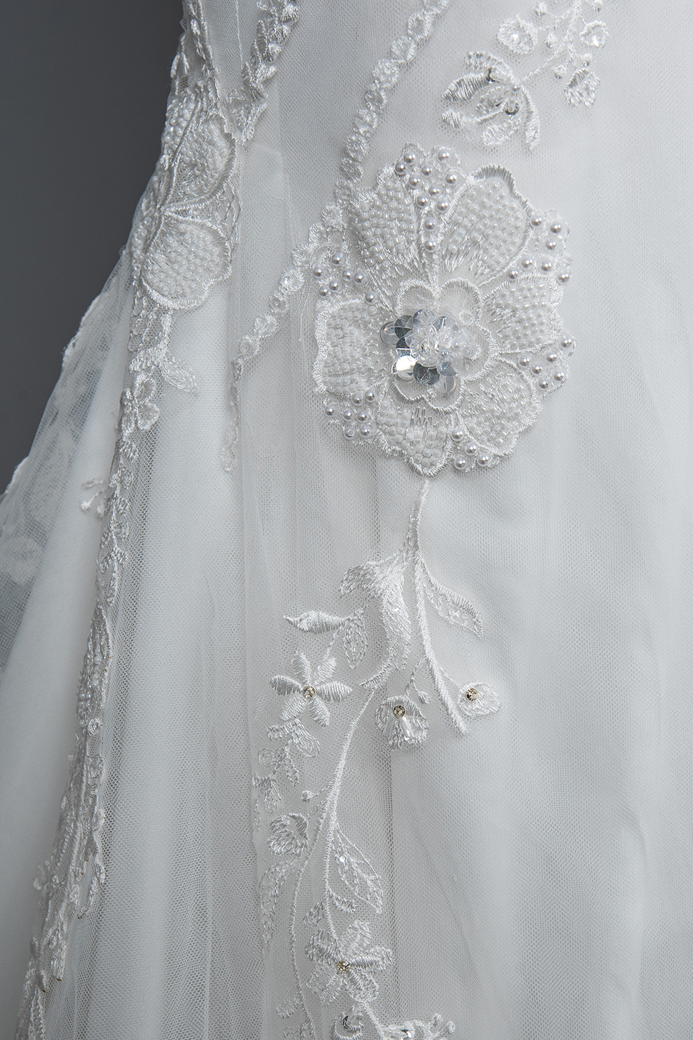 Scoop Neck Sleeveless Mermaid Wedding Dress with Floral Lace Appliques