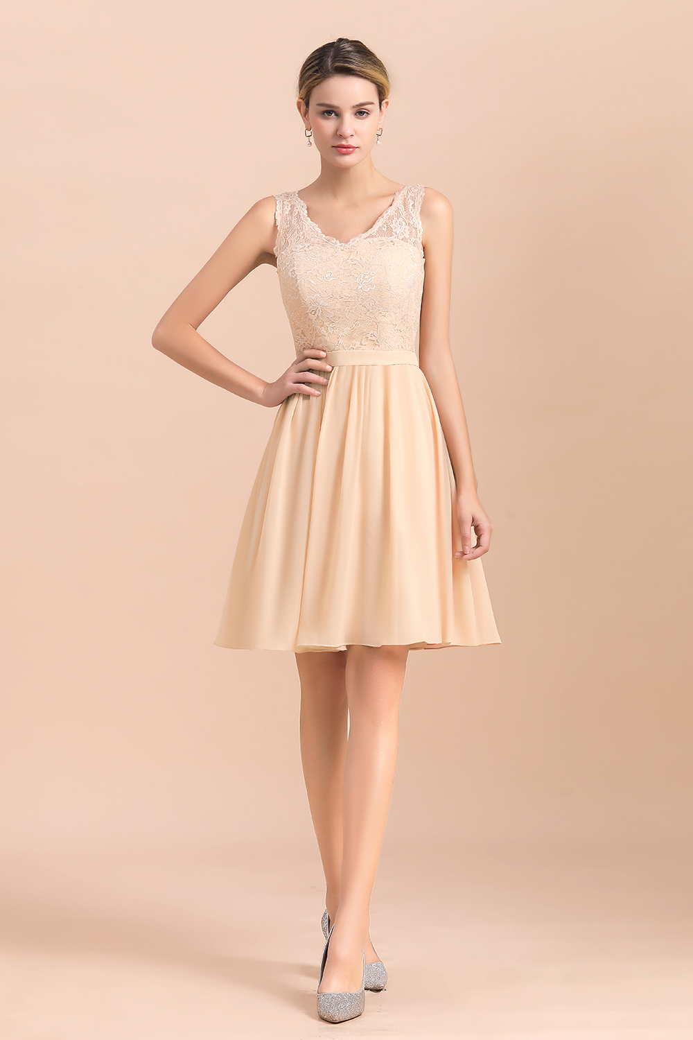 Chic V-Neck Lace Short Bridesmaid Dresses Sleeveless Chiffon Party Dress
