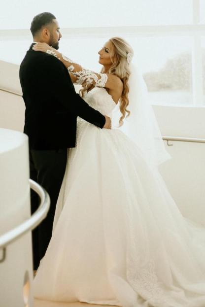 Modest Sweetheart Tulle Lace Princess Wedding Dress Chapel Trian Dress