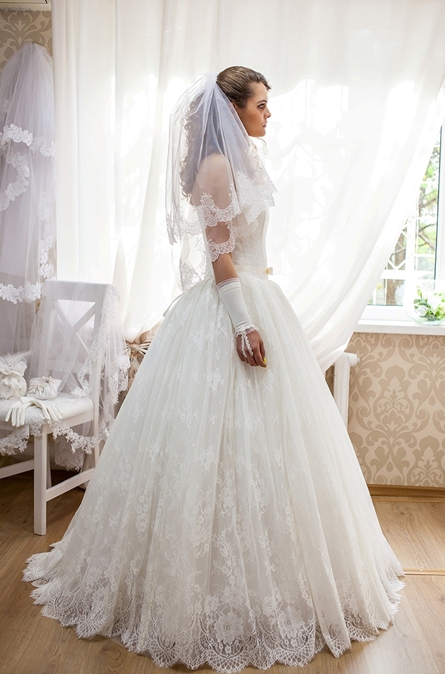 Elegant Strapless Lace Wedding Dress Sleeveless Lace-up Bridal Gown