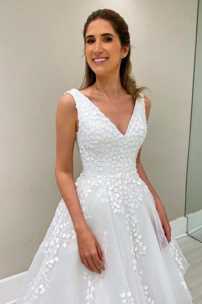 Chic Sleeveless Tulle Lace A-line Wedding Dress Floral Pattern V-neck Simple Bridal Dress