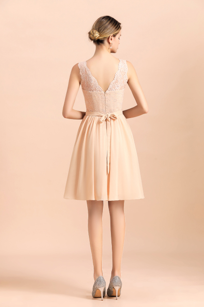 Chic V-Neck Lace Short Bridesmaid Dresses Sleeveless Chiffon Party Dress