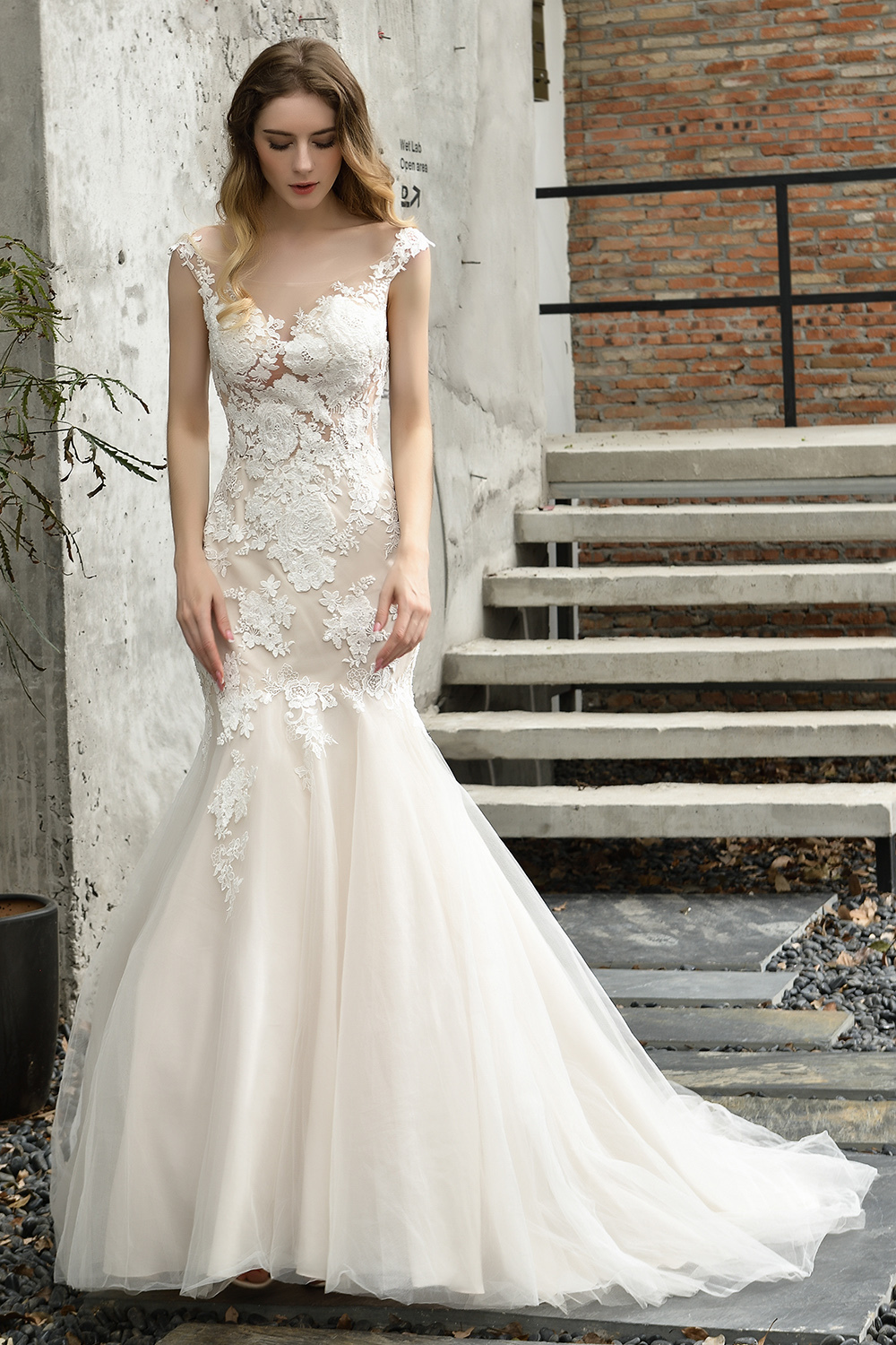 Sweetheart Mermaid Bridal Gown V-Neck Floral Lace Wedding Dress