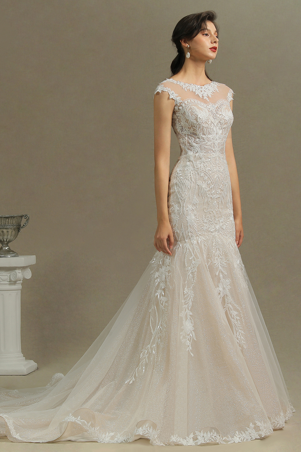 Charming Mermaid Wedding Gown Lace Appliques Cap Sleeve Garden Wedding Dress