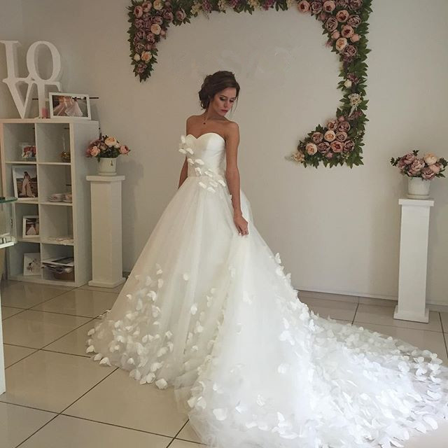 Elegant 3D-Floral Appliques Wedding Dresses UK Sweetheart Neck Bridal Gowns