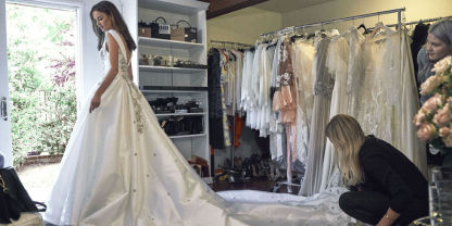 Modern V-Neck Sleeveless Wedding Dresses UK Princess Crystal Bridal Gowns