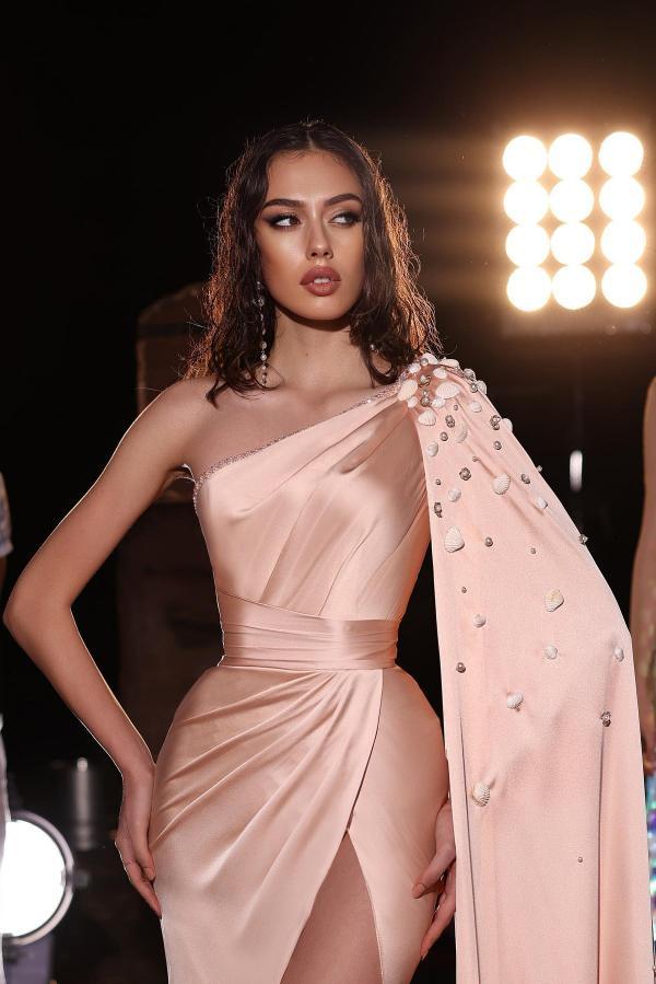 Chic Ruched Satin Sheath Prom Dress Side Slit Party Dress with Cape