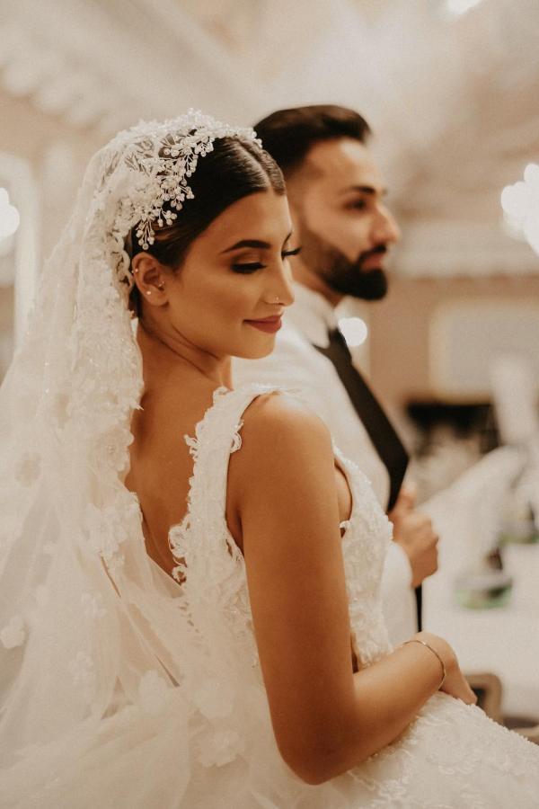 Luxury Deep Double V-Neck White Ball Gown Sleeveless Tulle Lace Bridal Gown with Straps