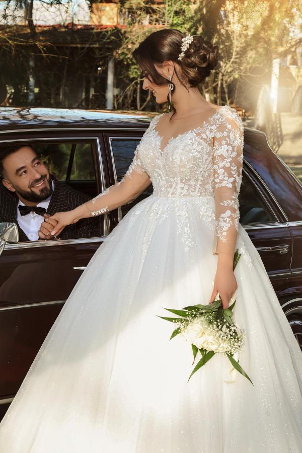 Gorgeous Long Sleeves Lace A-line Wedding Dress Sweetheart White Garden Ball Gown