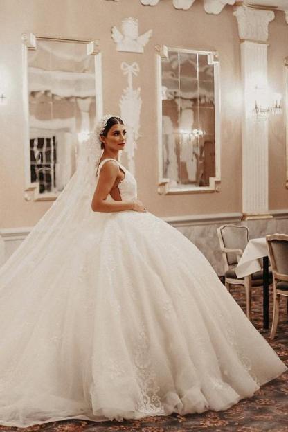 Luxury Deep Double V-Neck White Ball Gown Sleeveless Tulle Lace Bridal Gown with Straps