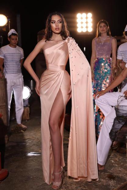 Chic Ruched Satin Sheath Prom Dress Side Slit Party Dress with Cape