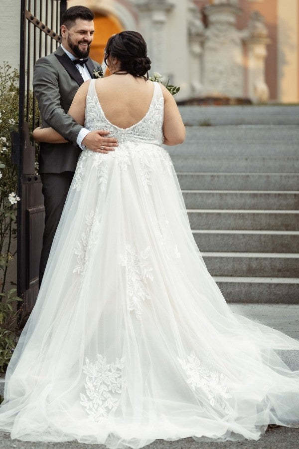 V-Neck A-Line Tulle Plus Size Wedding Dresses with Applique