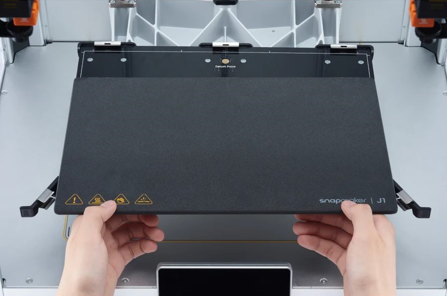 Place the Snapmaker double-sided printing platform (PEI/glass) in J1 / J1s