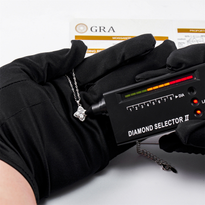 Delzzad 1.1ct Brilliant Iced-Out Four-Leaf Clover Pendant Necklace Lab-Created Moissanite Necklace S925 Sterling Silver Moissanite Jewelry Engagement Wedding Anniversary Perfect Gifts