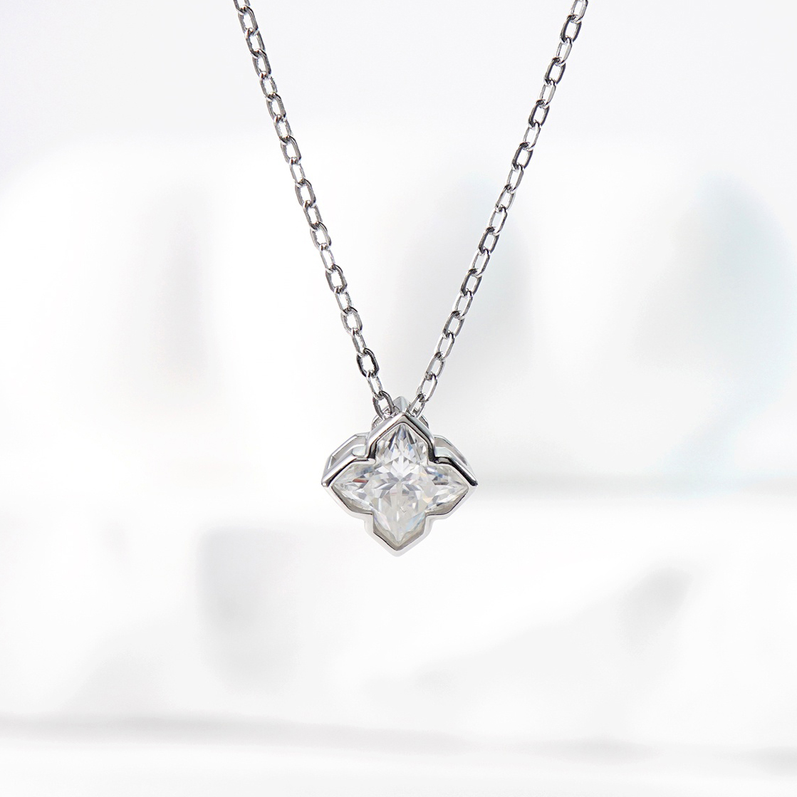 Delzzad 1ct Sparkling Leaf Clover Cut Pendant Necklace Lab-Created Moissanite Necklace S925 Sterling Silver Moissanite Jewelry Engagement Wedding Anniversary Perfect Gifts