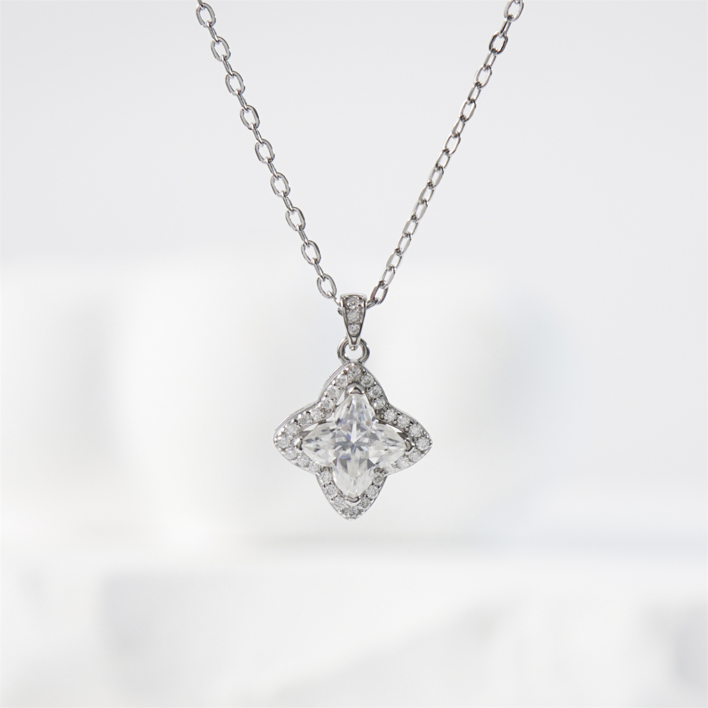 Delzzad 1.1ct Brilliant Iced-Out Four-Leaf Clover Pendant Necklace Lab-Created Moissanite Necklace S925 Sterling Silver Moissanite Jewelry Engagement Wedding Anniversary Perfect Gifts