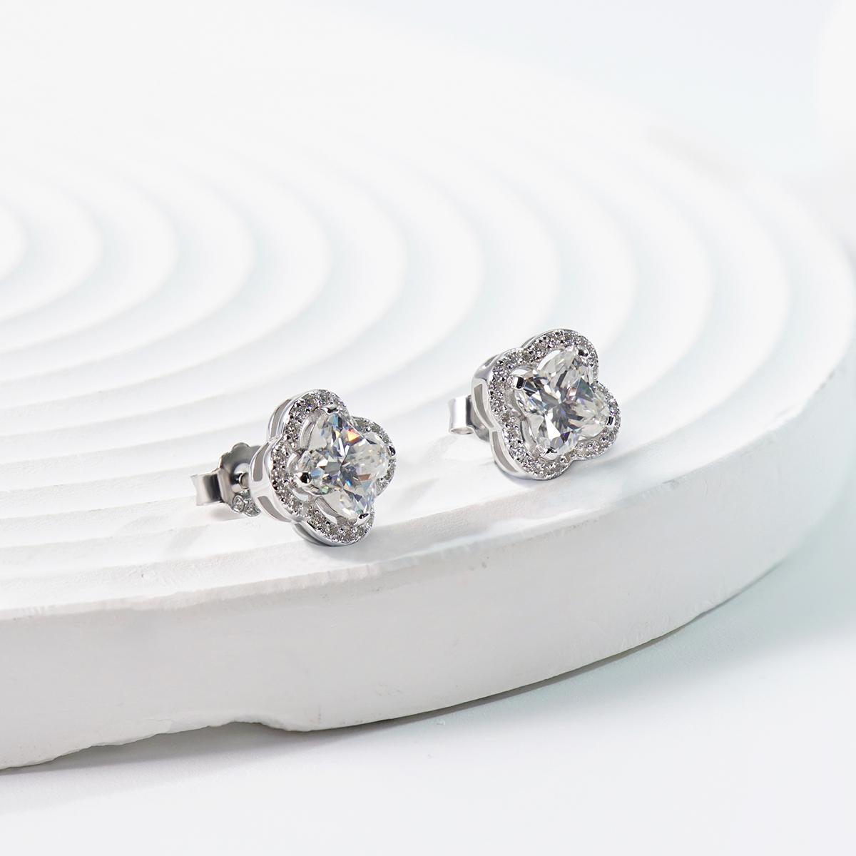 Delzzad Sparkling Iced-Out Clover Earrings Lab-Created Moissanite Stud Earring S925 Sterling Silver Moissanite Jewelry Engagement Wedding Anniversary Perfect Gifts