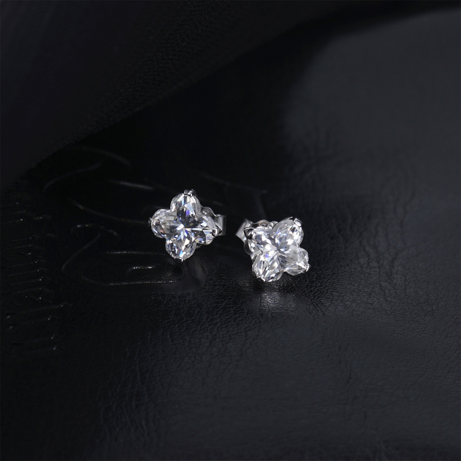 Delzzad Twinkling Four-Leaf Clover Prong Stud Earrings Lab-Created Moissanite Stud Earring S925 Sterling Silver Moissanite Jewelry Perfect Birthday Gift for Men Women Wedding Set