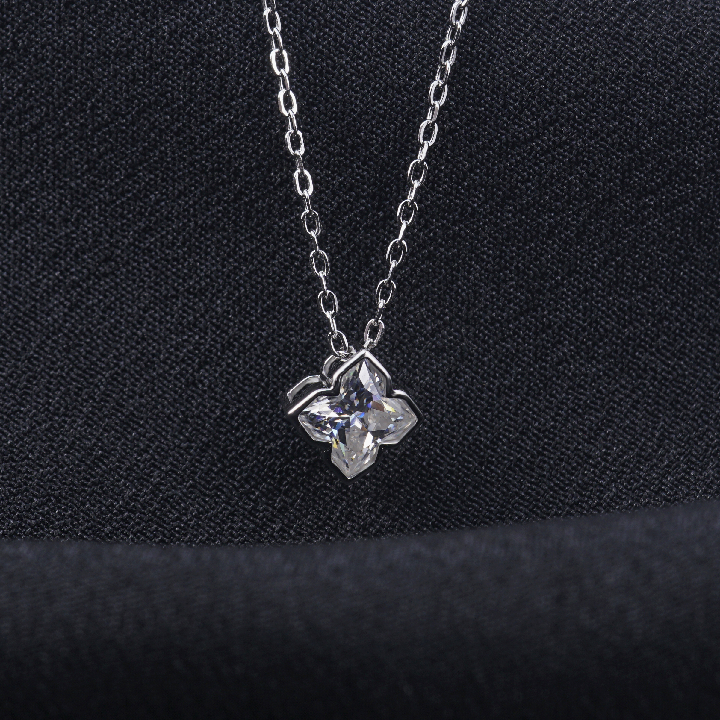 Delzzad 1ct Sparkling Leaf Clover Cut Pendant Necklace Lab-Created Moissanite Necklace S925 Sterling Silver Moissanite Jewelry Engagement Wedding Anniversary Perfect Gifts