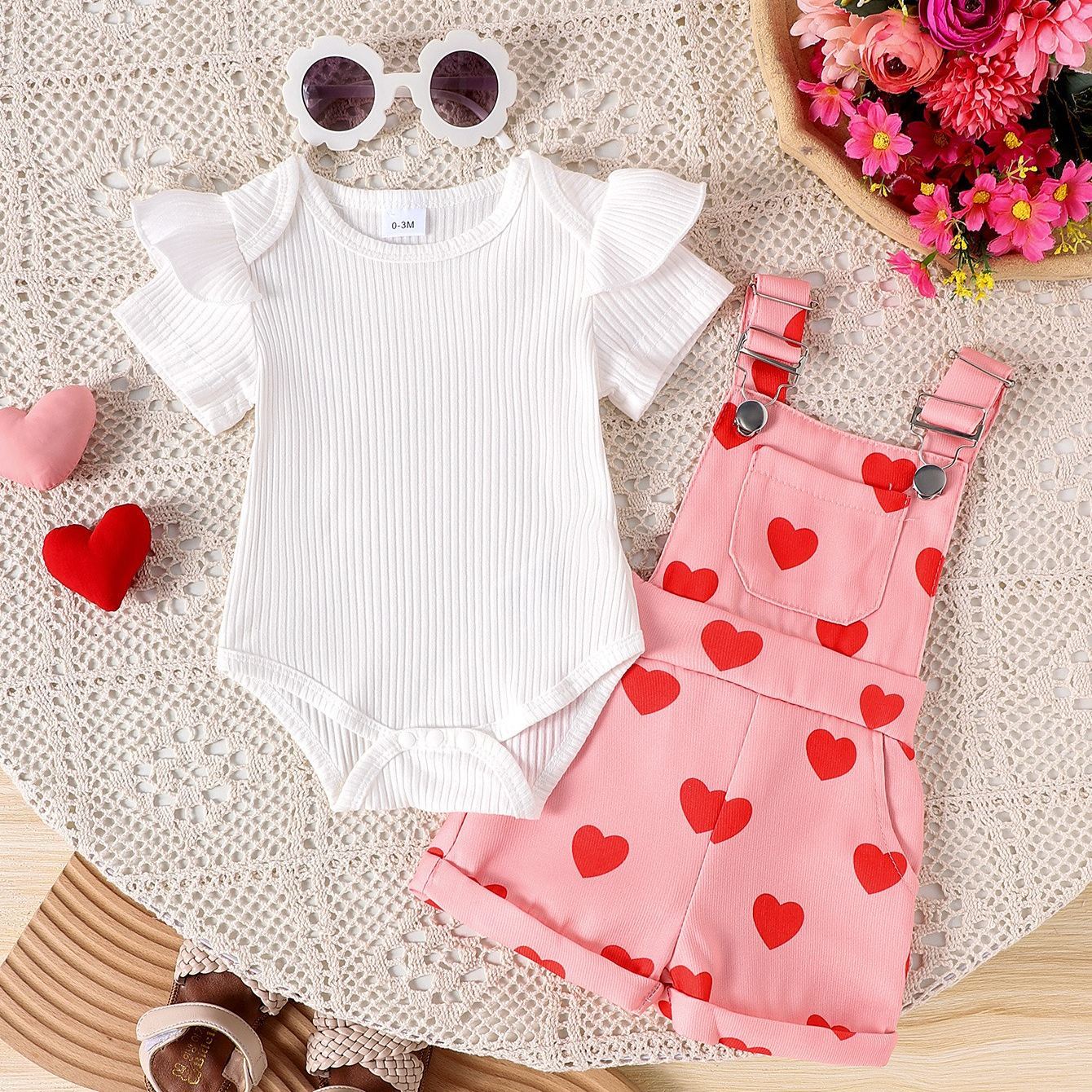 2pcs Baby Girl White Short-Sleeve Onesies & Heart Print Suspenders