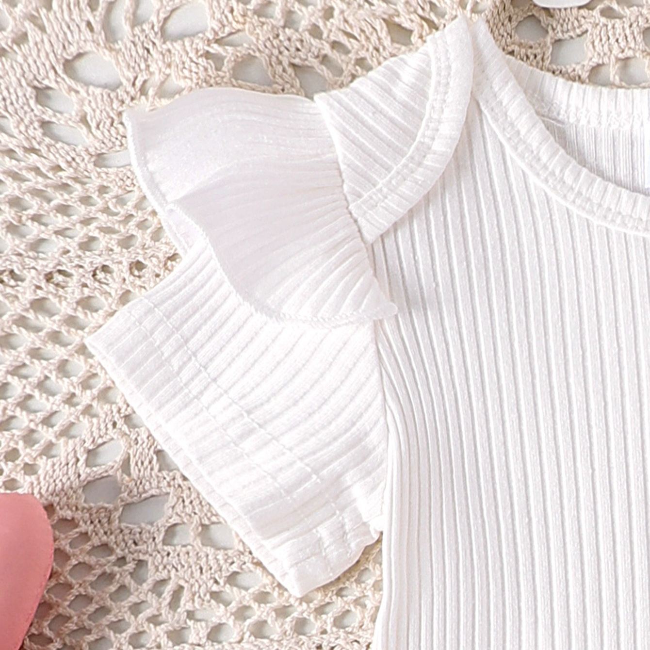 2pcs Baby Girl White Short-Sleeve Onesies & Heart Print Suspenders