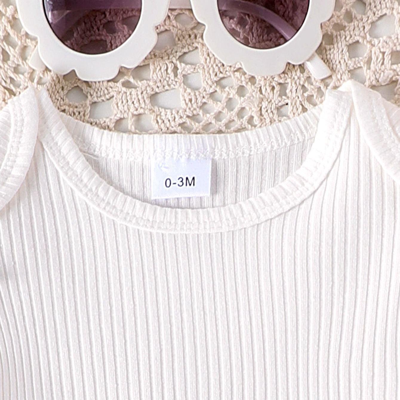 2pcs Baby Girl White Short-Sleeve Onesies & Heart Print Suspenders