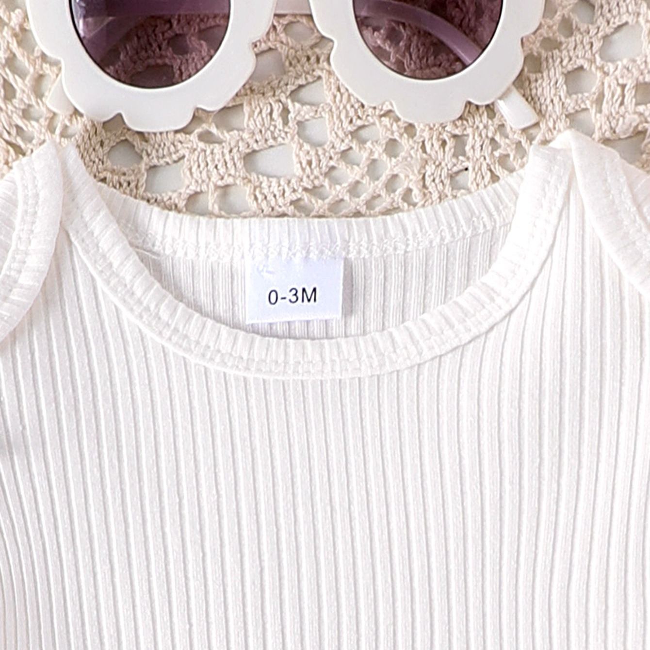 2pcs Baby Girl White Short-Sleeve Onesies & Heart Print Suspenders