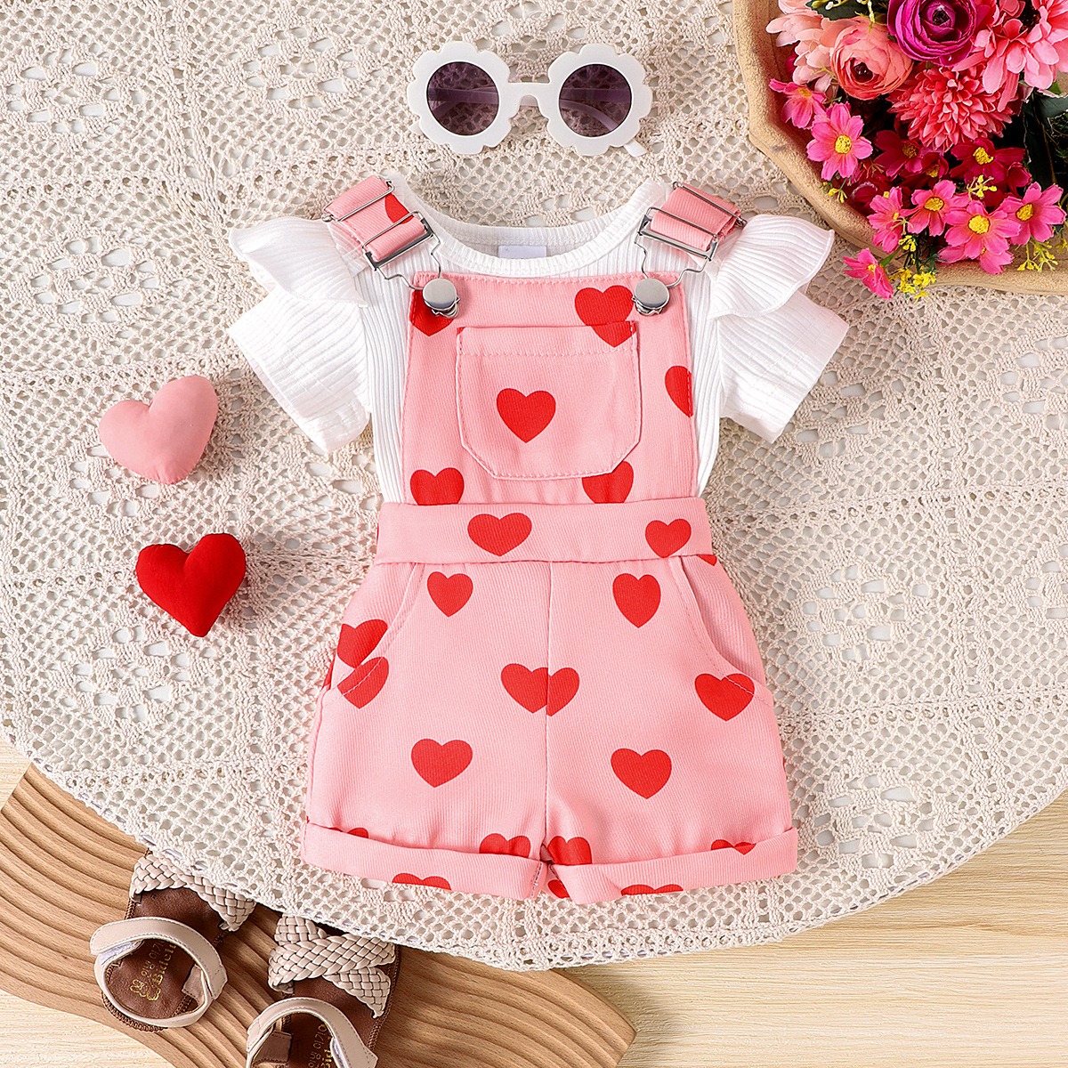2pcs Baby Girl White Short-Sleeve Onesies & Heart Print Suspenders