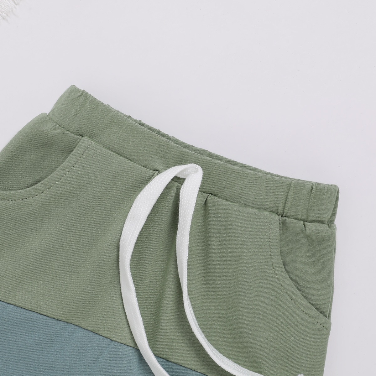 2pcs Toddler Boys Patchwork Tank Top & Roll-Up Cargo Shorts