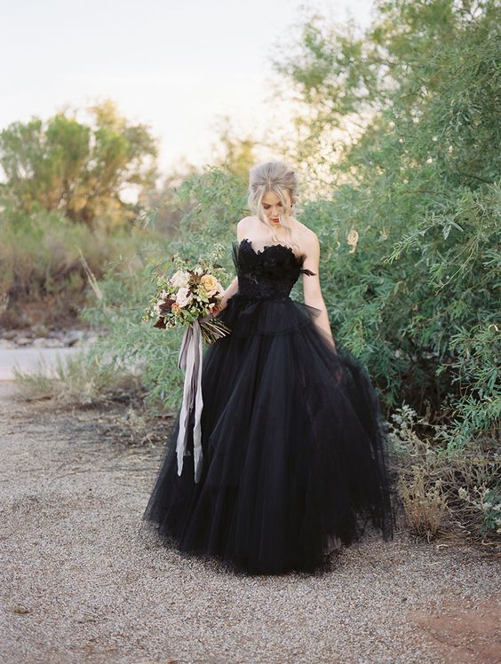 Classy Black Sweetheart Long Wedding Dress with Open Back and Lace Tulle