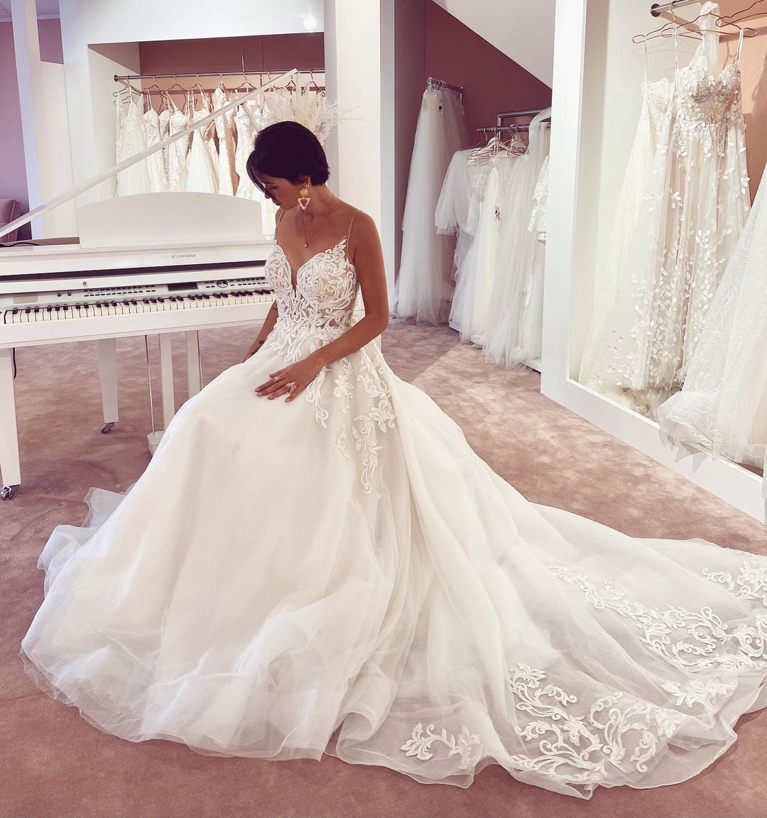 Glamorous A-Line Wedding Dress V-neck Spaghetti Straps Lace Appliques Tulle