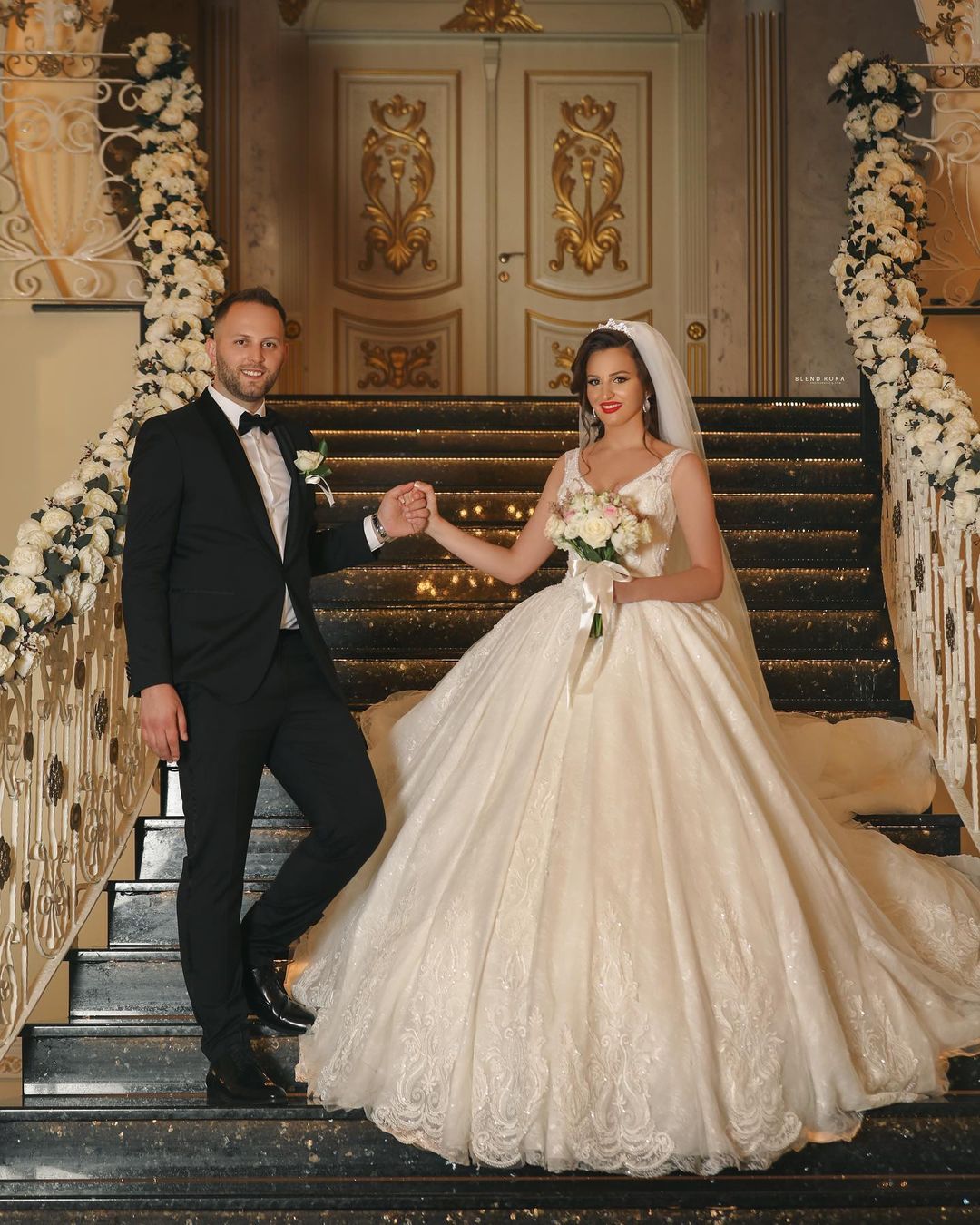 Ball Gown V-Neck Tulle Wedding Dress with Lace Appliques