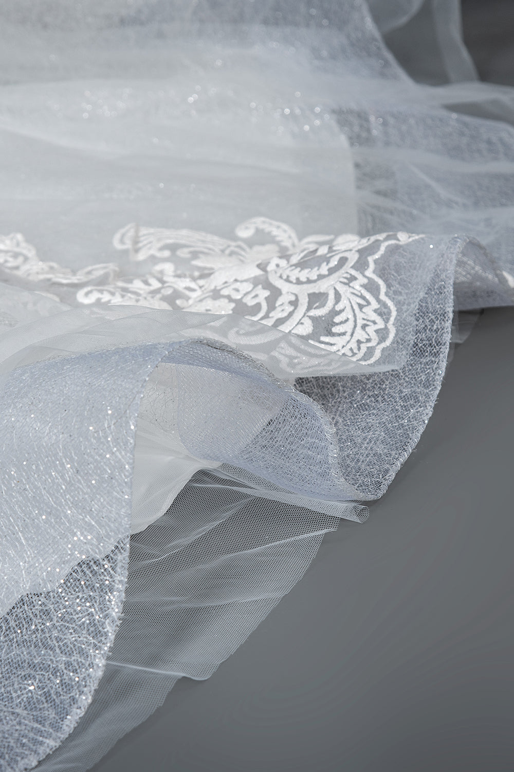 Elegant Cap Sleeve Sheer Tulle Ball Gown Wedding Dress with Lace V-Neck